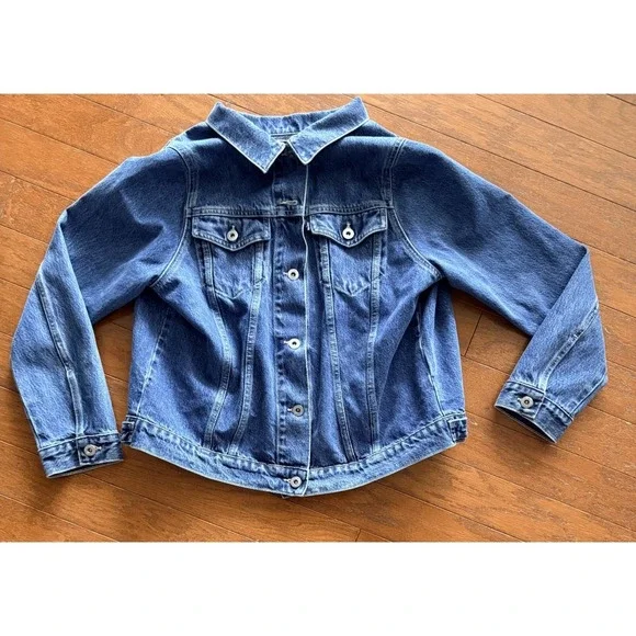 Rare Levi's Denim Jacket Women's Medium Back Pleat Detail Medium Wash